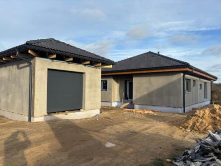 Atyp v Kostelci nad Labem